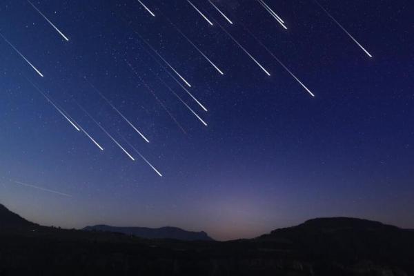 天文奇观：八月满月与流星雨的浪漫邂逅