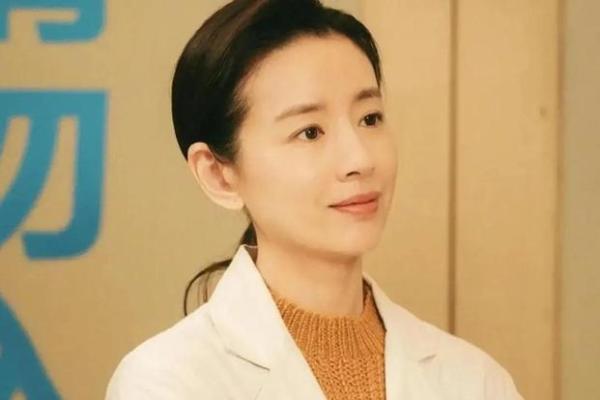 董洁命理解析：揭示她背后命运暗藏的误区