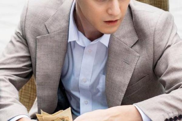 马克龙命运的暗藏玄机：八字解读如何改变他的未来